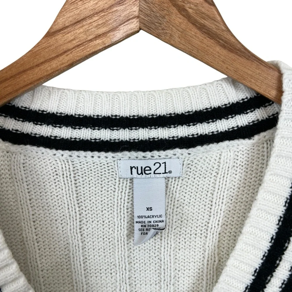 Rue 21 Black and White Cable Knit V-neck Sweater Size XS